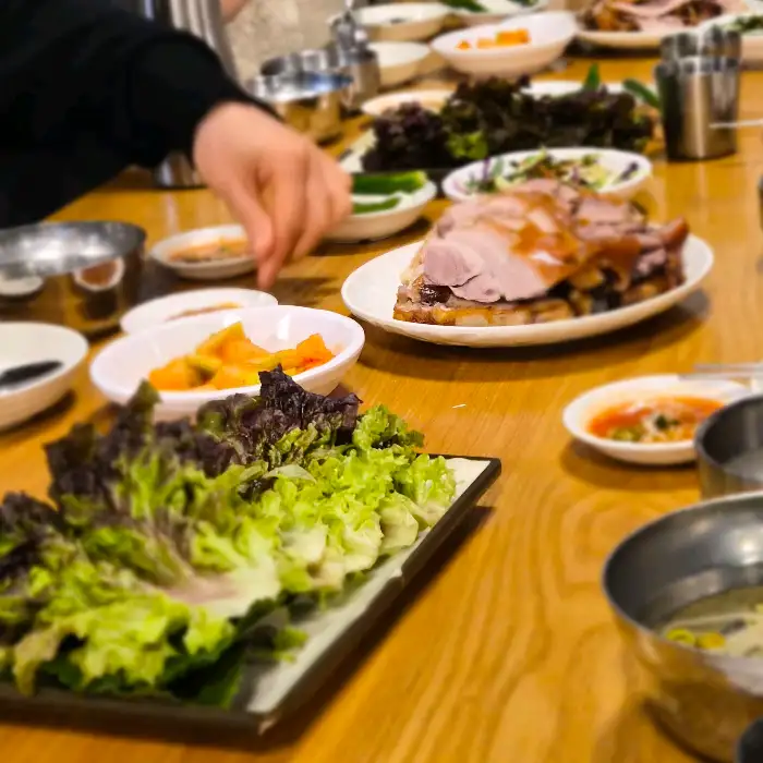 족발과 곁들임 채소