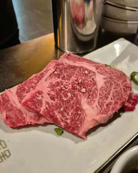 신선한 한우 육회 덩어리