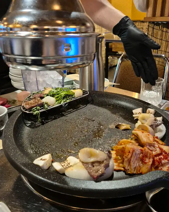 넓은 테이블과 편안한 의자가 배치된 매장 내부