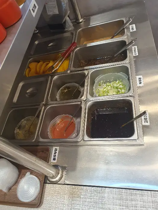 소스바와 토핑 재료들