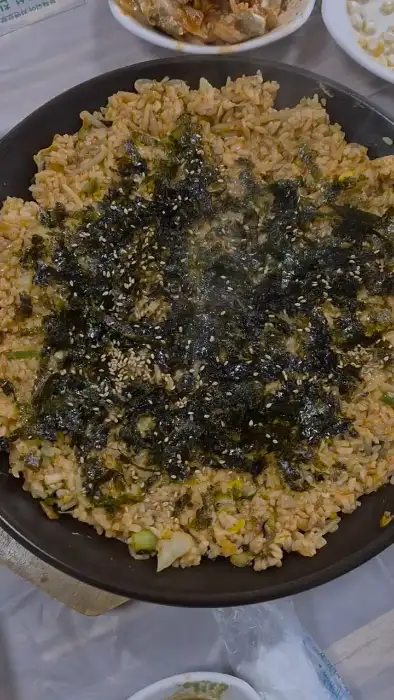 양념에 비벼진 밥 사진