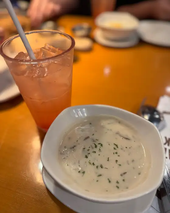 시원한 에이드와 버섯 크림 수프.