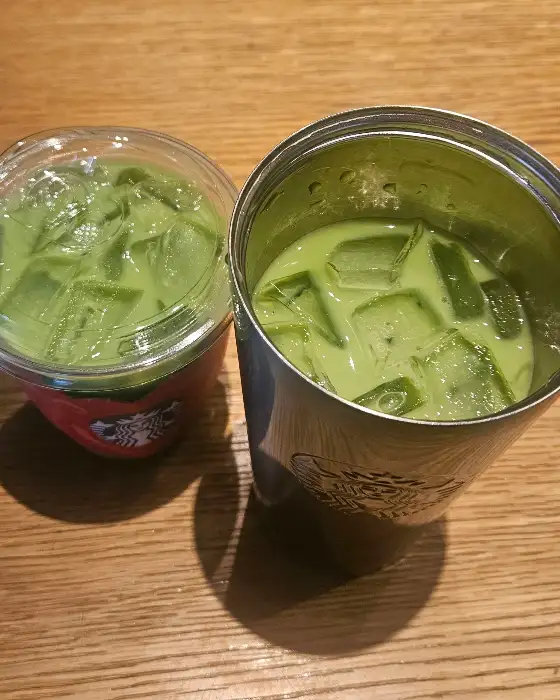 말차 라떼 두 잔