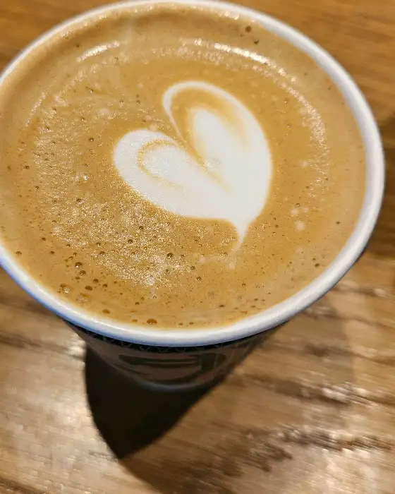 종이컵에 담긴 라떼