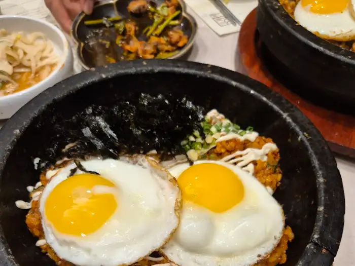 두 개의 계란 프라이가 올라간 비빔밥