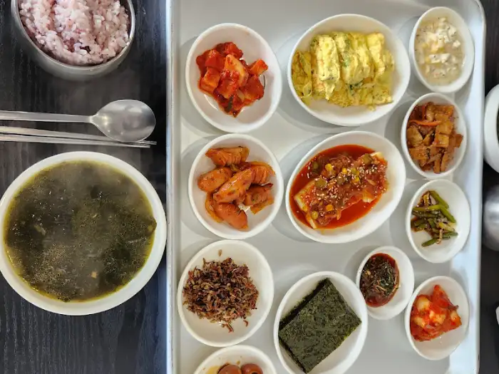 백반 상차림의 일부, 국물과 반찬들