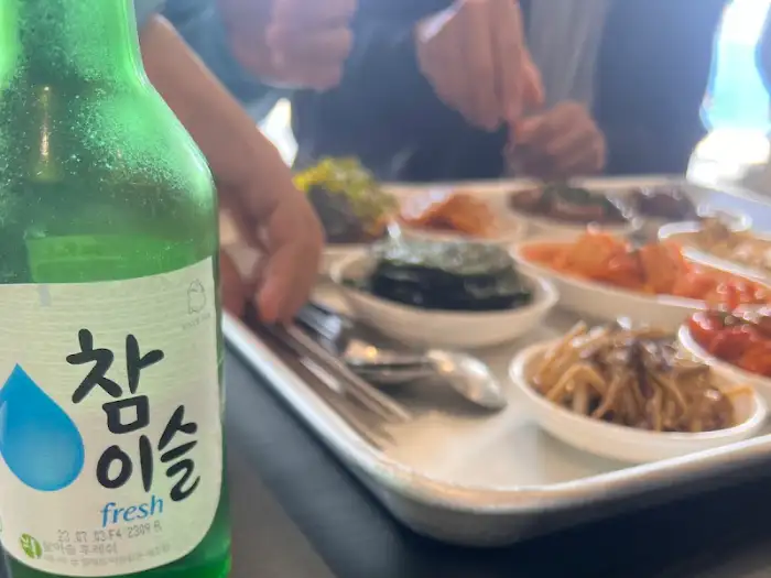 소주병과 흐릿하게 보이는 음식