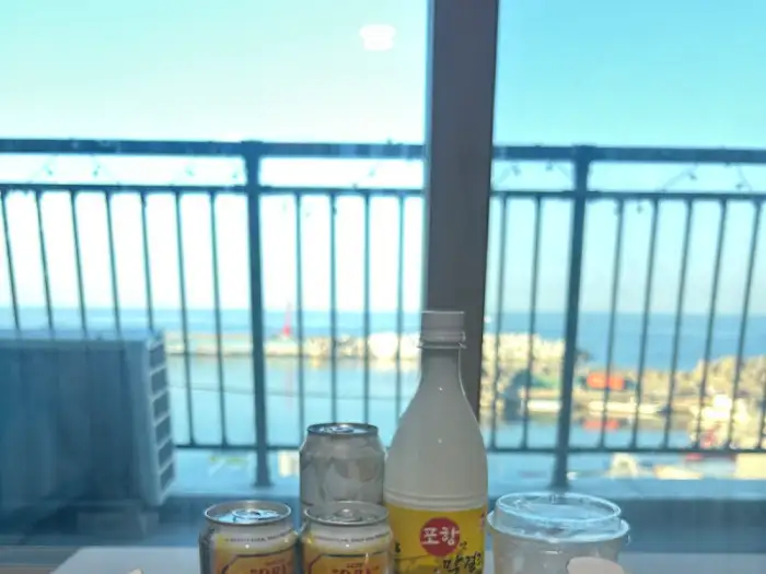 다양한 음료와 함께 놓인 닭강정 박스