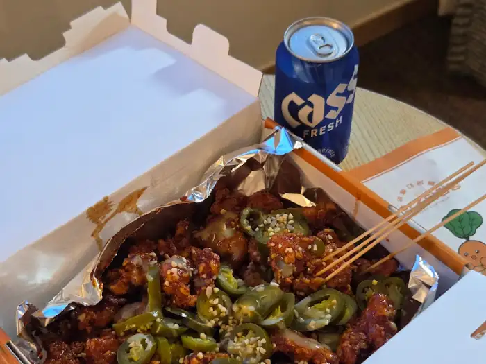 포장된 닭강정과 음료수