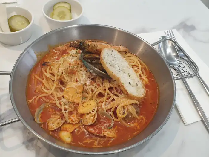푸짐한 해산물이 담긴 파스타 볼