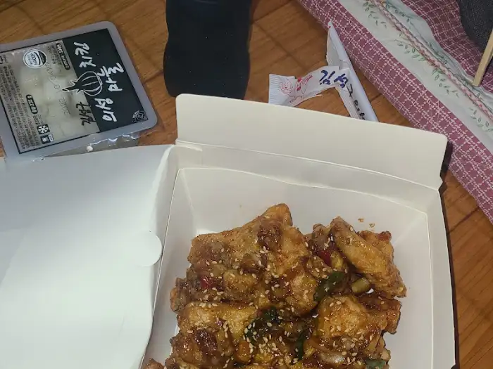 개봉된 치킨 상자 근접 촬영