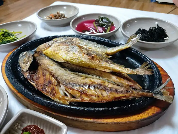 따뜻한 돌판에 나온 생선구이