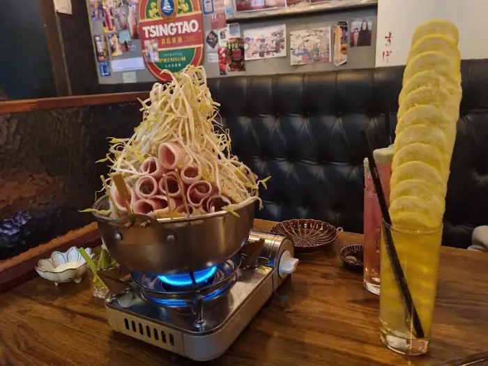 하이볼과 다른 안주가 함께 나온 모습