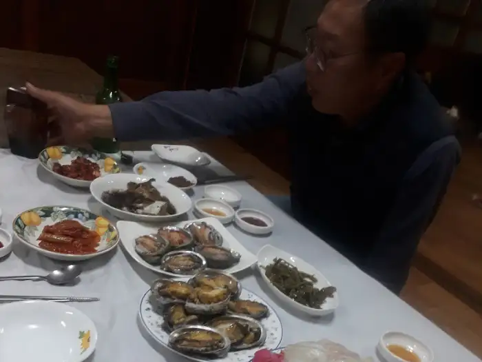 다양한 해산물과 반찬들이 놓인 테이블