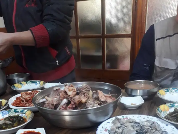 큼직한 냄비에 담긴 해산물 요리