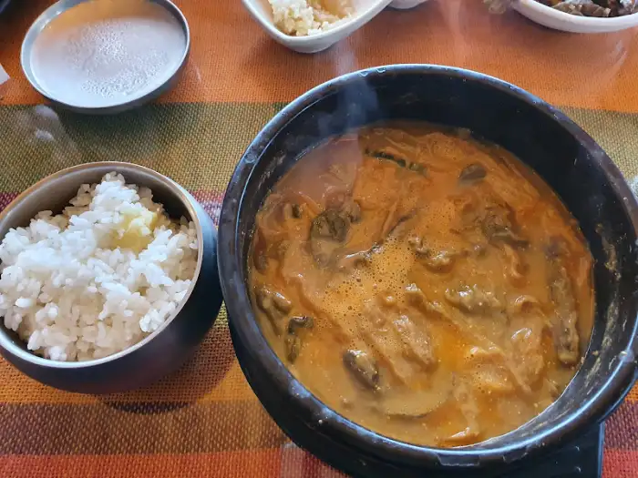 김이 나는 어죽탕과 밥