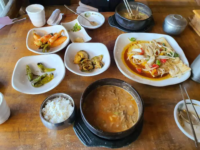 테이블에 차려진 여러 음식들