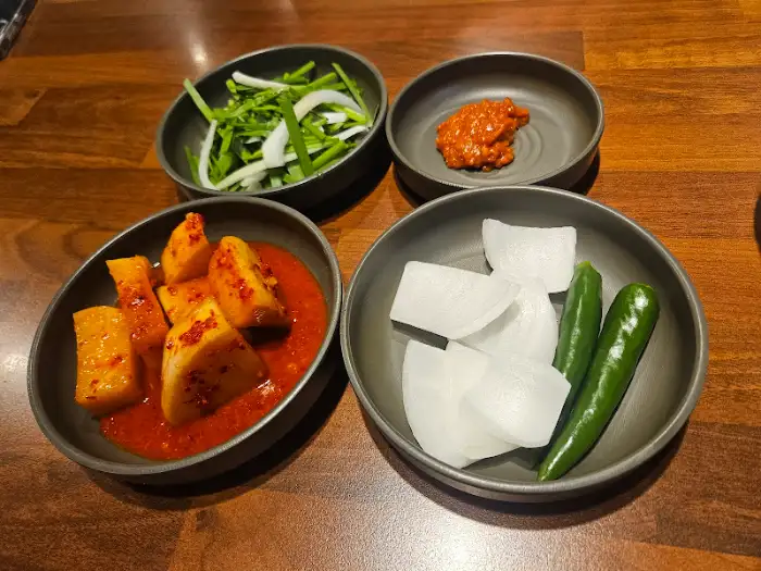 깔끔하게 정갈하게 차려진 밑반찬 모습