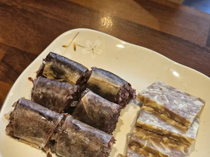 다양한 종류의 순대와 편육이 접시에 담겨 나온 모습