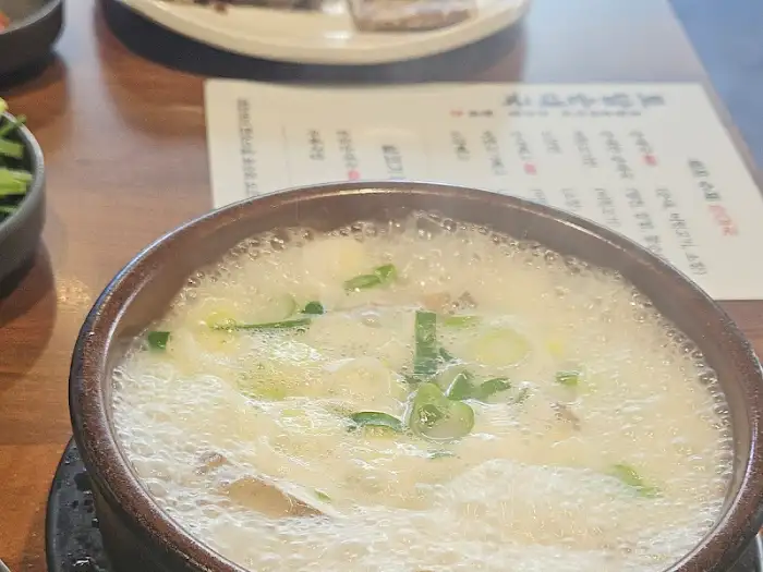 김이 모락모락 나는 순댓국이 뚝배기에 담겨 나온 모습