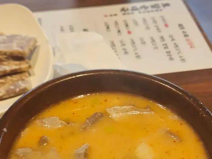 살짝 매콤해 보이는 순댓국 국물에 고기가 들어있는 모습