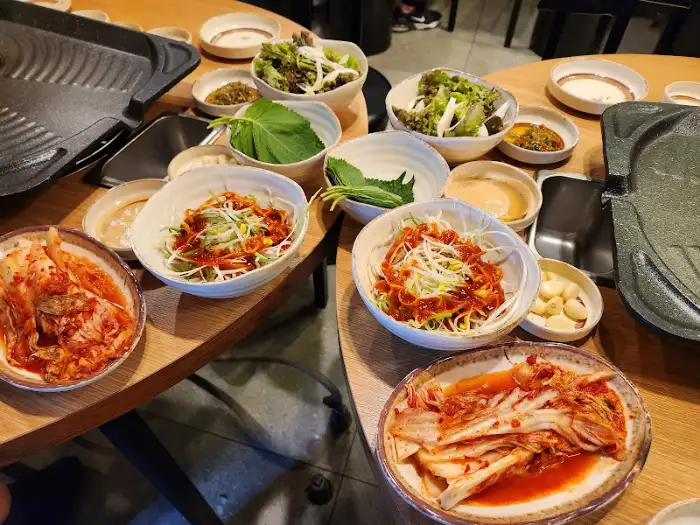 다양한 밑반찬과 샐러드