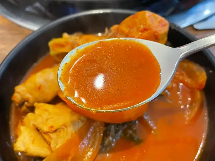 국물을 떠먹는 모습