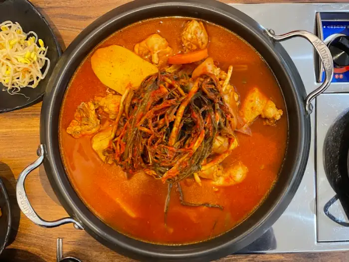 닭볶음탕 위 파김치 클로즈업