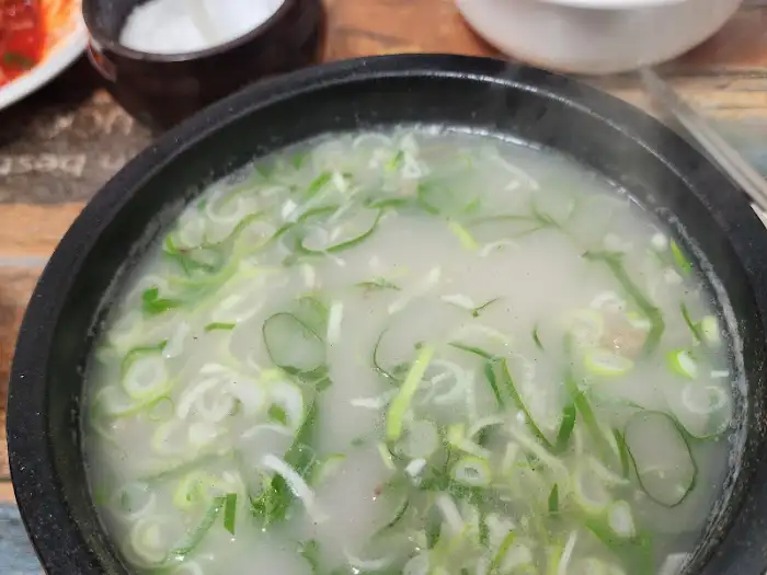 설렁탕 내부의 푸짐한 고기