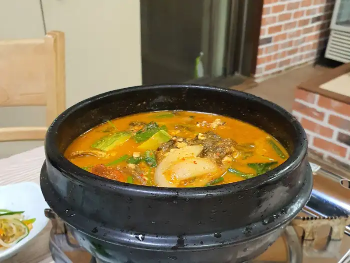 진한 국물이 일품인 버섯전골