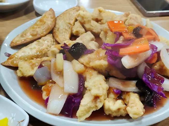 바삭한 탕수육과 새콤달콤한 소스의 조화