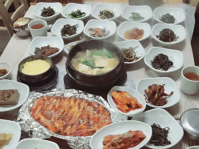 다채로운 밑반찬과 메인 요리가 풍성하게 차려진 한 상