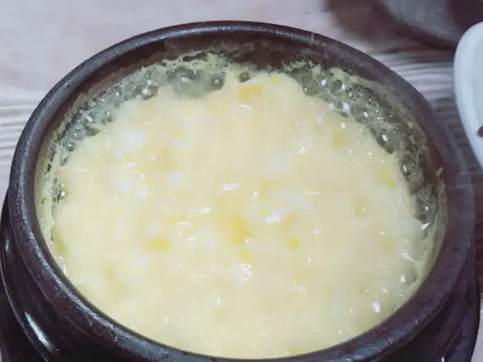 김이 모락모락 나는 뚝배기 콩국물