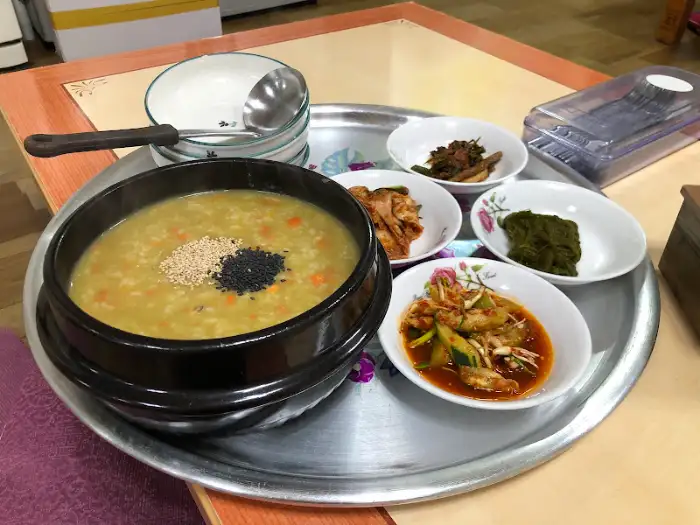 푸짐한 전복죽과 밑반찬