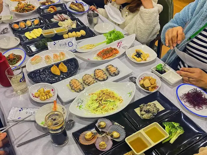 다양한 해산물 요리 한상차림