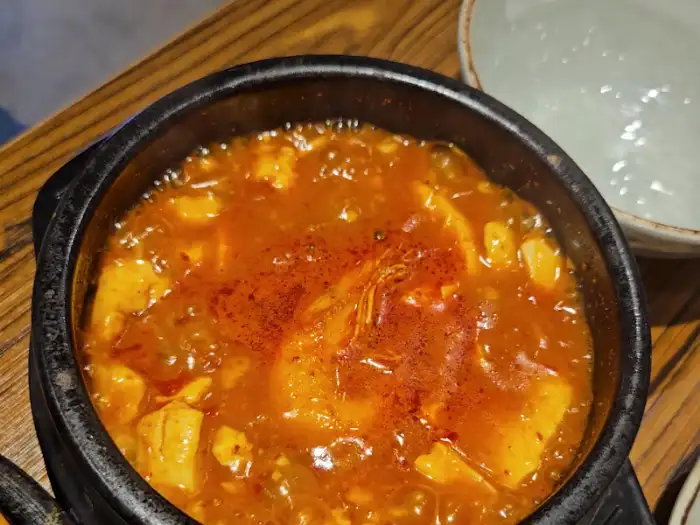 얼큰한 국물의 순두부찌개