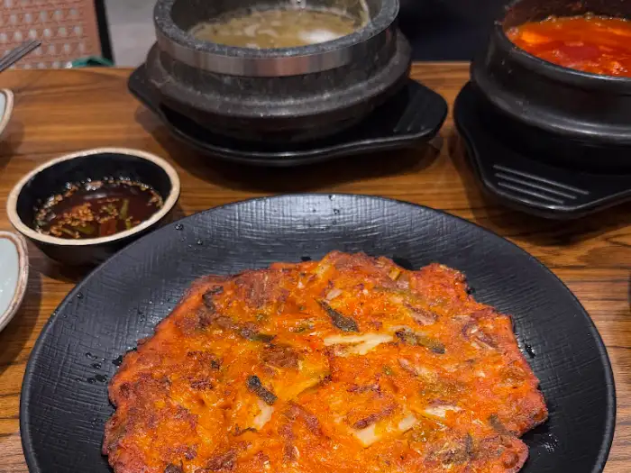 김치전과 곁들여진 간장 소스