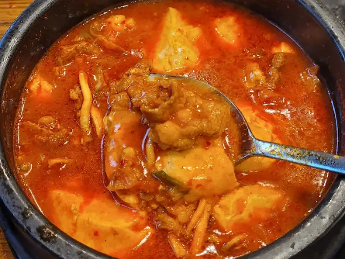큼직한 고기가 들어간 순두부찌개 한 스푼