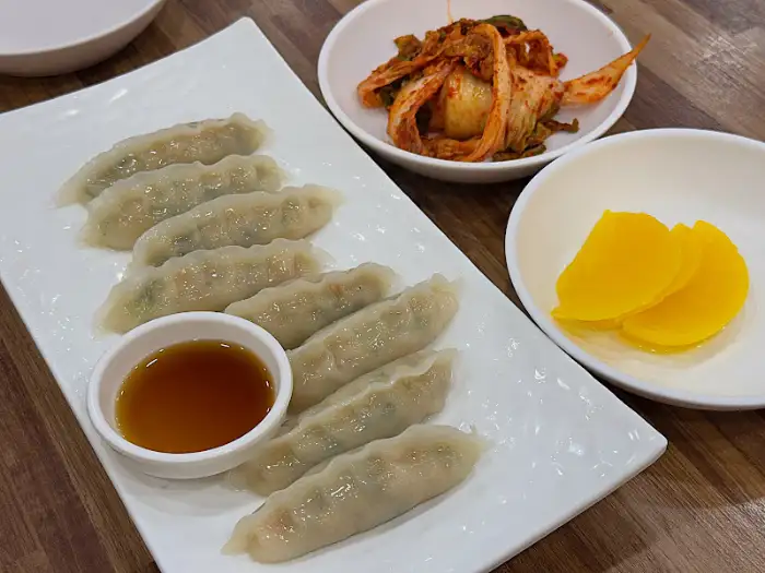 신선한 겉절이와 쫄깃한 만두