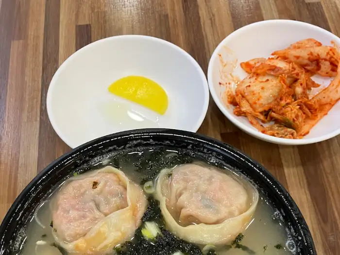 만두와 겉절이, 그리고 곁들임 소스