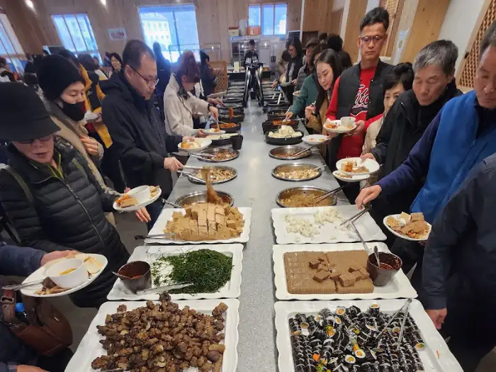 뷔페 식사 중인 사람들