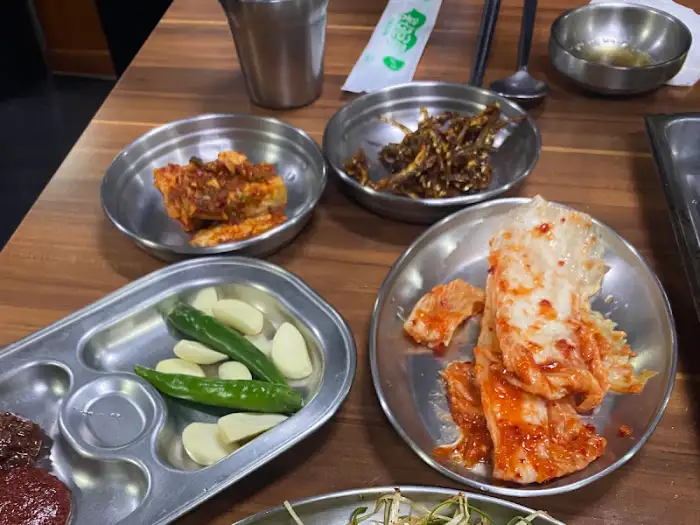 김치, 마늘, 고추가 놓인 테이블 모습