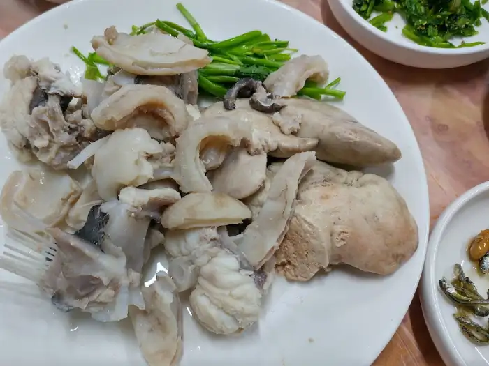접시에 담긴 아구수육