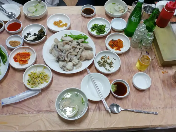 테이블에 차려진 푸짐한 한상차림