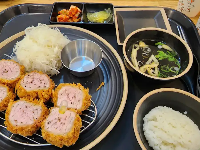 히레카츠와 밥, 국물, 양배추 샐러드