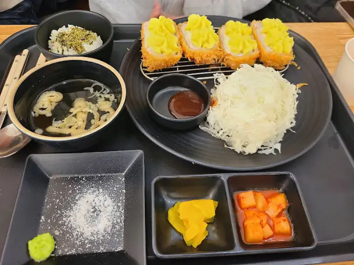 치즈카츠와 밥, 국물, 샐러드