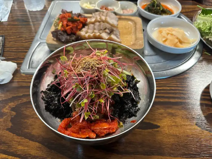 메밀싹과 김치, 수육이 함께 담긴 그릇