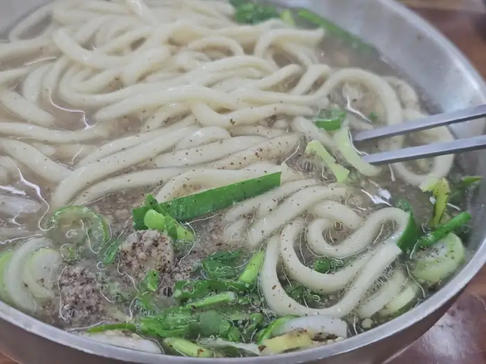 넓고 쫄깃해 보이는 칼국수 면발