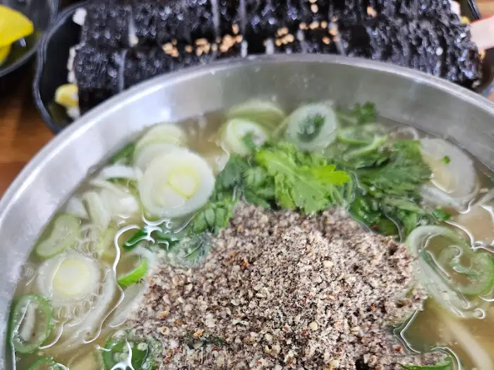 김밥과 함께 나온 칼국수 일부