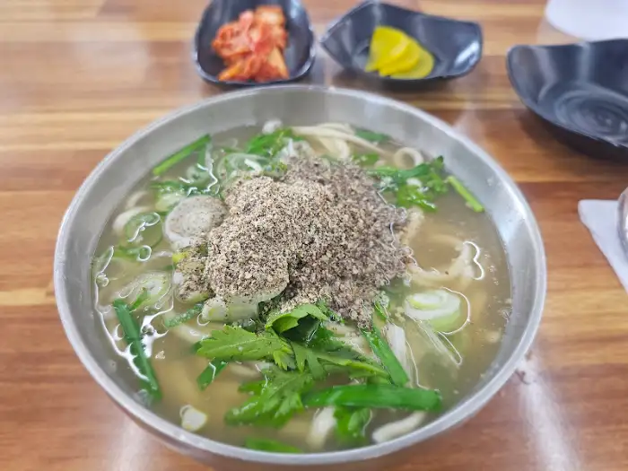 여러 개의 작은 그릇에 담긴 김치와 반찬